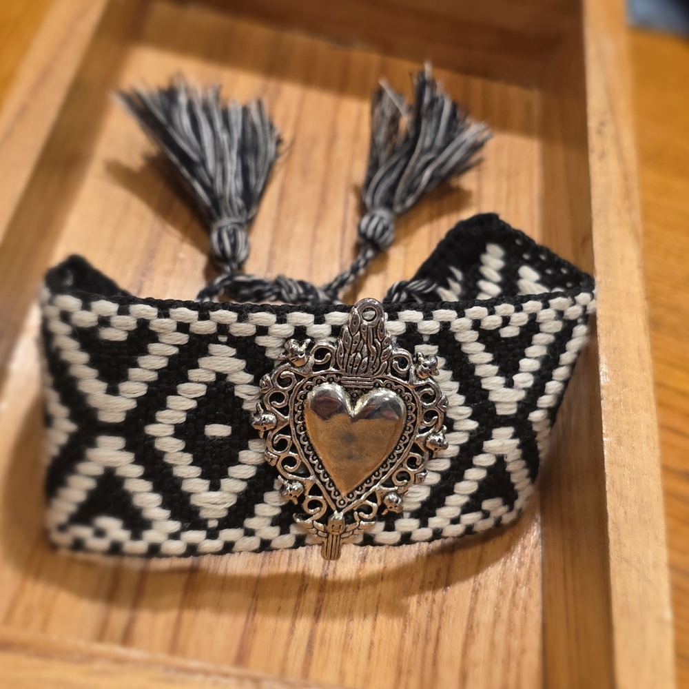 DIA DE LOS MUERTOS SERIES Black and Cream Woven Heart Medallion Bracelet
